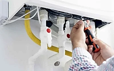 <strong>Konya Kombi Montaj – Kombi Bakımı; </strong>Projede belirlenmiş ve fizibiletisi yapılmış olan alana sağlam aparat ve bağlantı noktalarıyla monte edilmesi işlemine “kombi montajı” denir. Hermetik kombi ise baca çıkışı için yer açılarak şartnameye uygun şekilde takılır, yoğuşmalı ise bir gider kanalı açılır. Kombinin bulunacağı alan için işin uzmanı tarafından oluşabilecek tehlikeli durumlar göz önünde bulundurularak yapılan tavsiyelere gereken önem verilmelidir.<br /><br /><strong>Kombi montajı nasıl olmalıdır;&nbsp;</strong>Kombi montajı için hem üretici firmanın hem de gaz dağıtıcı firmanın kurallarına riayet edilir. Bu kurallar can ve mal kaybından koruyacağı gibi cihazının garanti kapsamına alınması ve daireye gaz verilebilmesi için kesin kurallardır.&nbsp;<br /><br /><strong>Kombi montajı kime yaptırılır;&nbsp;</strong>Sertifikalı firmalara montaj yaptırılmalıdır. Sertifikalı firmalar sertifikalı mühendis ve tekniker çalıştırmak zorunluluğundadırlar.<br /><br /><strong>Kombilere bakım yaptırmak gerekir mi;&nbsp;</strong>Kombilerin uzun ömürlü ve verimli çalışabilmesi için sadece arızalandığında değil periyodik olarak bakımları yapılması gerekir. Bakım için de sertifikalı firmalardan destek alınması gerekir.<br /><br /><strong>Kombi bakımı periyodu ne olmalıdır;&nbsp;</strong>En fazla yılda bir kez mutlaka bakım öneriyoruz. Bu bakım ile baca çekiş kontrolü ve filtrelerin temizliği yapılır ve varsa cihaz arıza kodları tespit edilip sorunlar giderilir.<br /><br /><strong>Kombiyi verimli çalıştırmak için ne yapmalıyım;&nbsp;</strong>Kış aylarında günün belli bir kısmında dışarda geçiyorsa kombi kapatılmamalıdır. Tekrar istenilen sıcaklığa ulaşmak için kombi olması gerekenden daha fazla çalışacak bu durum arızalara sebebiyet verebilir ve sarfiyatı arttırır. Evin ısınması için geçen sürede yaşam kalitesi azalacaktır. Don tehlikesi olan günlerde mutlaka en kısık ayarda da olsa çalıştırılmalıdır.<br /><br />Oda termostatı ve termostatik vana kullanmak kombinin verimli çalışması ciddi yardımda bulunur. Kombi açık balkon gibi dış bir ortamdaysa kombi dolabı ve alt bağlantılarının çeşitli izalasyonmalzemleri ile kaplanmasının ciddi önemi vardır.<br /><br /><strong>Kombi seçimi yapılırken nelere dikkat edilmeli;&nbsp;</strong>Bulunulan ilde servis ağının bulunması seçim yaparken öncelikli konuların başında gelir. Modülasyon aralığı geniş olan kombiler gaz sarfiyatının az olmasında önemli faktördür.