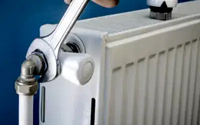 Genellikle kullanılan şebeke sularının yüksek oranda kireçli olması ve radyatörlerde kullanılan aksamların metal olması nedeni ile oluşan pislikler zaman içerisinde çamurlaşmaktadır. Bu çamurlaşma nedeni ile radyatör kireçlenir ve sorunlar ortaya çıkamaya başlar.<br /><br />Peteklerin içerisinde bulunan su borularının ve peteklerin temizlenmesi için uygulanan farklı yöntemler bulunmaktadır. Bu yöntemlerden biri radyatörlerin uzmanlar tarafından tek tek sökülerek temizlenmesidir. Ancak, unutulmaması gereken nokta petekler yerinde söküldüklerinde radyatörün içerisine oksijen gideceğidir. Bu yöntem radyatörde paslanma oluşmasına neden olacağı için çok sağlıklı bir yöntem değildir.<br /><br />Kimyasal temizleyici ürünler söz konusu peteklerin ve boruların çok daha güvenilir bir şekilde temizlenmesini sağlamaktadır. Tamamen özel olarak geliştirilmiş olan temizleme kimyasalları peteklerin içersine gönderilmektedir. Söz konusu kimyasallar belirli bir zaman kalorifer tesisatınızın için kalmaktadır.<br /><br />Sonrasında ise peteklerin içersinde bulunan kireç ya da tortular tamamen sökülmektedir. Ancak, tortu, balçıklaşma ve kirecin muhakkak dışarı atılması gerekmektedir. Bu da profesyonel olarak hizmet veren ekipler yardımı ile özel petek temizleme makineleri ile sıvıyı tekrar dışarı çekerek gerçekleştirilmektedir. Konya Petek Temizliği Konusunda Detaylı Bilgi İçin Bize Ulaşabilirsiniz.